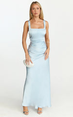 Vestido Midi Rumi - Vestido de Satén Fruncido en Azul Claro