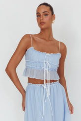 Top overlock Maidens con detalle de lazo azul nube