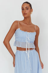 Top overlock Maidens con detalle de lazo azul nube