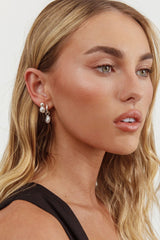 Set de pendientes Isadore de aro y botón plata clara/perla