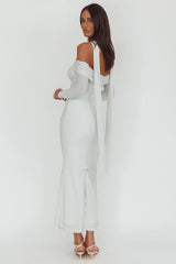 Vestido largo con mangas largas y hombros descubiertos Flutters - Blanco