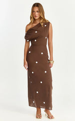 Maxivestido Cia - Vestido de lino de lunares con hombros caídos en color chocolate