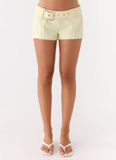 Minishorts con cinturón Favourite Moment - Amarillo pálido