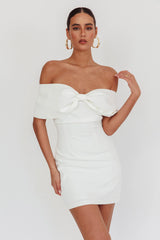 Minivestido blanco "Sweet Caroline" con lazo y hombros descubiertos