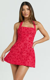 Minivestido Gabbie - Vestido jacquard entallado y con vuelo estilo halter en rojo