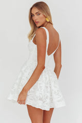 Minivestido Miley con bordado y corte en A, color blanco