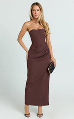 Vestido midi Avery - Vestido sin tirantes drapeado con abertura lateral en color chocolate