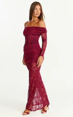 Vestido largo Juliet - Vestido de encaje con superposición fruncida, manga larga y hombros descubiertos en color vino