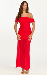 Victoria Maxi Dress - Vestido acampanado ajustado sin hombros en rojo