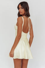 Minivestido con cuello desbocado y espalda rebajada Brigid Mantequilla
