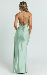 Vestido largo Hanna - Vestido de satén con cuello desbocado y espalda baja en verde salvia