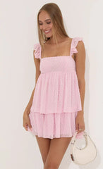 Vestido de chifón rosa con volantes y lunares