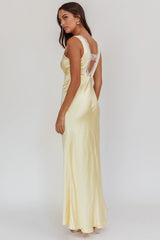 Vestido maxi con ribete de encaje y cuello en V Ivonne Mantequilla