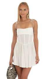 Vestido corsé drapeado en blanco