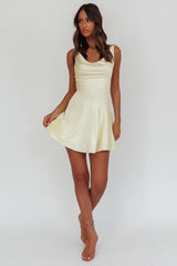 Minivestido con cuello desbocado y espalda rebajada Brigid Mantequilla
