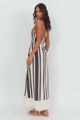 Vestido largo Florie con cuello scooped, estilo halter y estampado de rayas negras