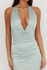 Vestido largo Italia Azure con escote halter y cuerpo plisado color salvia
