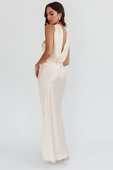 Vestido largo Damsel sin espalda con cuello halter color ostra
