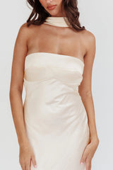 Vestido largo Damsel sin espalda con cuello halter color ostra