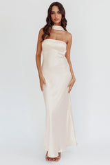 Vestido largo Damsel sin espalda con cuello halter color ostra