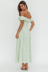 Vestido largo escotado con volantes y hombros descubiertos Sage