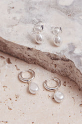 Conjunto de brincos Isadore argola e pino prata clara/pérola