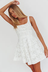 Minivestido Miley con bordado y corte en A, color blanco