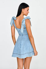 Minivestido vaquero Jeanie con hombros tipo lazo