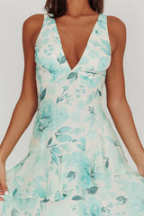 Vestido largo Veda con tirantes en la espalda y volantes, verde floral