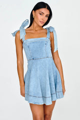 Minivestido vaquero Jeanie con hombros tipo lazo