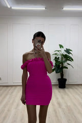 Minivestido fruncido Senorita con detalle de borde de lechuga y hombros descubiertos rosa fuerte