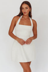 Minivestido Hendrix de corte A con cuello halter color crema