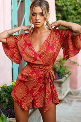 Nadi — Monoshort cruzado con escote en V y estampado de hojas color vino