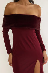 Noella Vestido Maxi Vinho com Gola de Pelos e Ombros de Fora