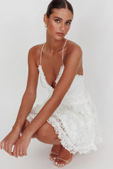 Vestido Laney sin espalda con tirantes finos de encaje blanco