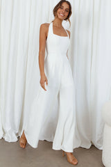 Recuerda este mono blanco de pernera ancha con cuello halter