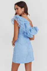 Mini Vestido Hollyn Acinturado de um Ombro Só com Babados Azul Bebê