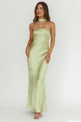 Vestido largo Damsel con escote halter invertido color pistacho