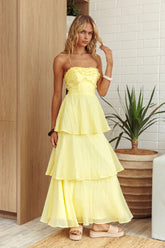 Vestido largo sin tirantes con volantes Top It Off Mantequilla