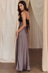 Vestido Bayleigh de lazo bajo en la espalda color carbón