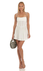 Vestido corsé drapeado en blanco