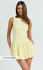 Minivestido Izira - Vestido holgado de cintura baja con escote barco en amarillo mantequilla