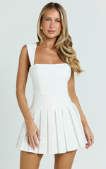 Minivestido Wallace - Vestido plisado con cuello cuadrado, tirantes anchos y cintura caída en blanco