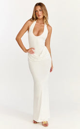 Vestido Longo Heath - Gola Halter Decote Canoa Com Saia Drapeada Frontal e Fenda Traseira na cor Off White