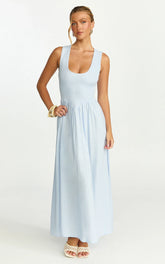 Vestido largo Luciana - Vestido fruncido con cuello en U en azul