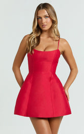Minivestido Carolina - Vestido con panel de escote redondo en rojo