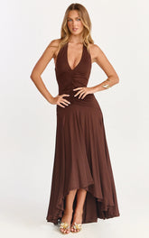 Vestido maxi Celeste - Vestido halter de cintura caída y corpiño fruncido en chocolate
