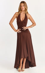Vestido maxi Celeste - Vestido halter de cintura caída y corpiño fruncido en chocolate