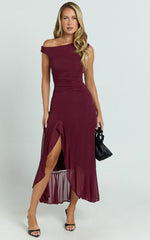 Vestido midi Judee - Vestido asimétrico con abertura lateral alta en color vino