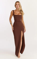 Vestido largo Donna - Vestido columna con cuello desbocado y abertura alta en color chocolate